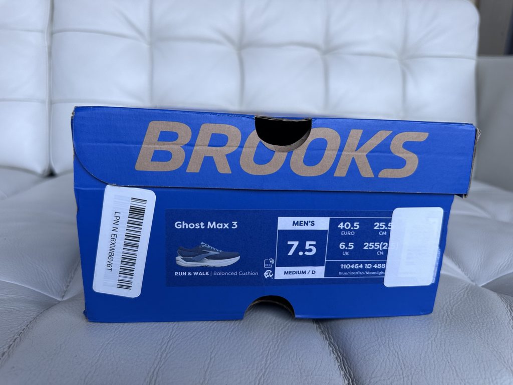 Brooks Ghost Max 3の箱に記載されたUS 7.5と25.5cmのサイズ表示