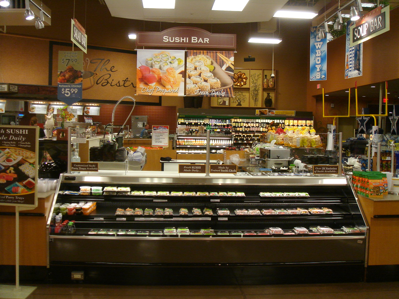 Kroger店内の寿司バーの全景。SUSHI BARの看板と商品が並ぶショーケース