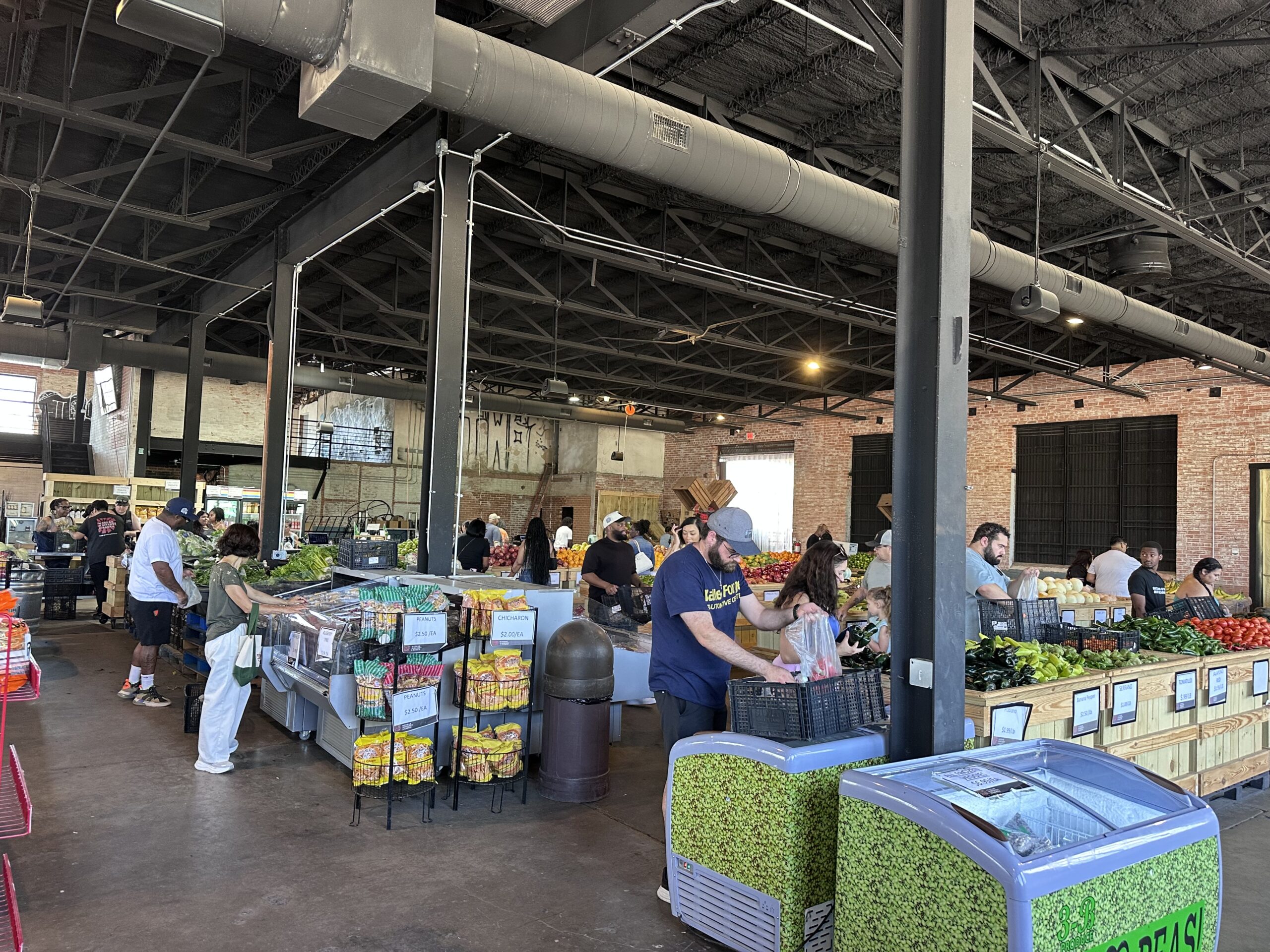 ダラスのThe Cedar Market Ranch店内に並ぶ新鮮な野菜と果物