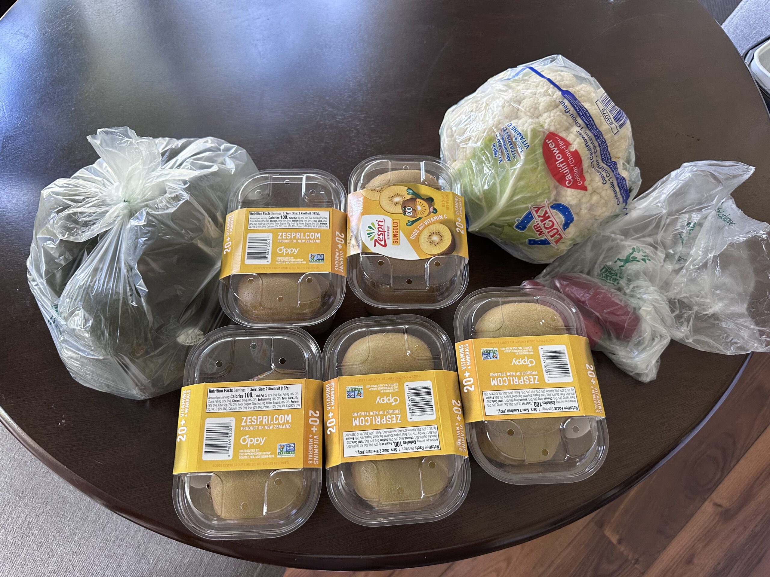 The Cedar Market Ranchで17ドル少々で購入したキウイ、カリフラワー、アボカドなど