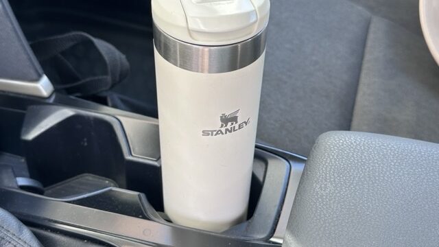 車のカップホルダーに収まったStanley AeroLight Transit Bottle 20 oz