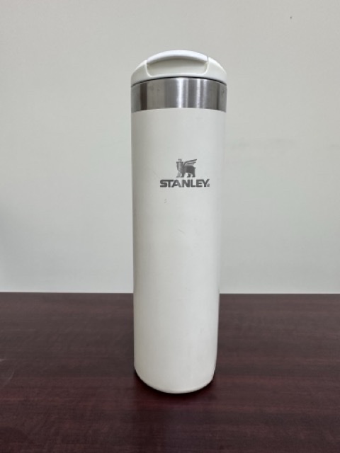 約2年使用した白いStanley AeroLight Transit Bottle 20 oz