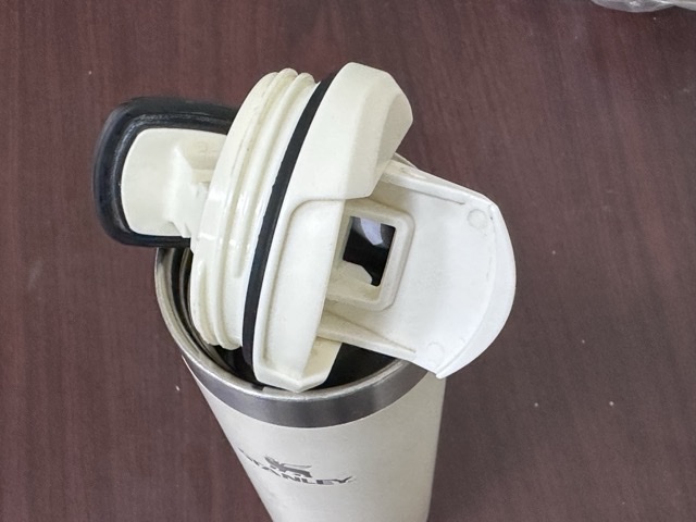 Stanley AeroLight Transit Bottle 20 ozの内側を開いたフタ