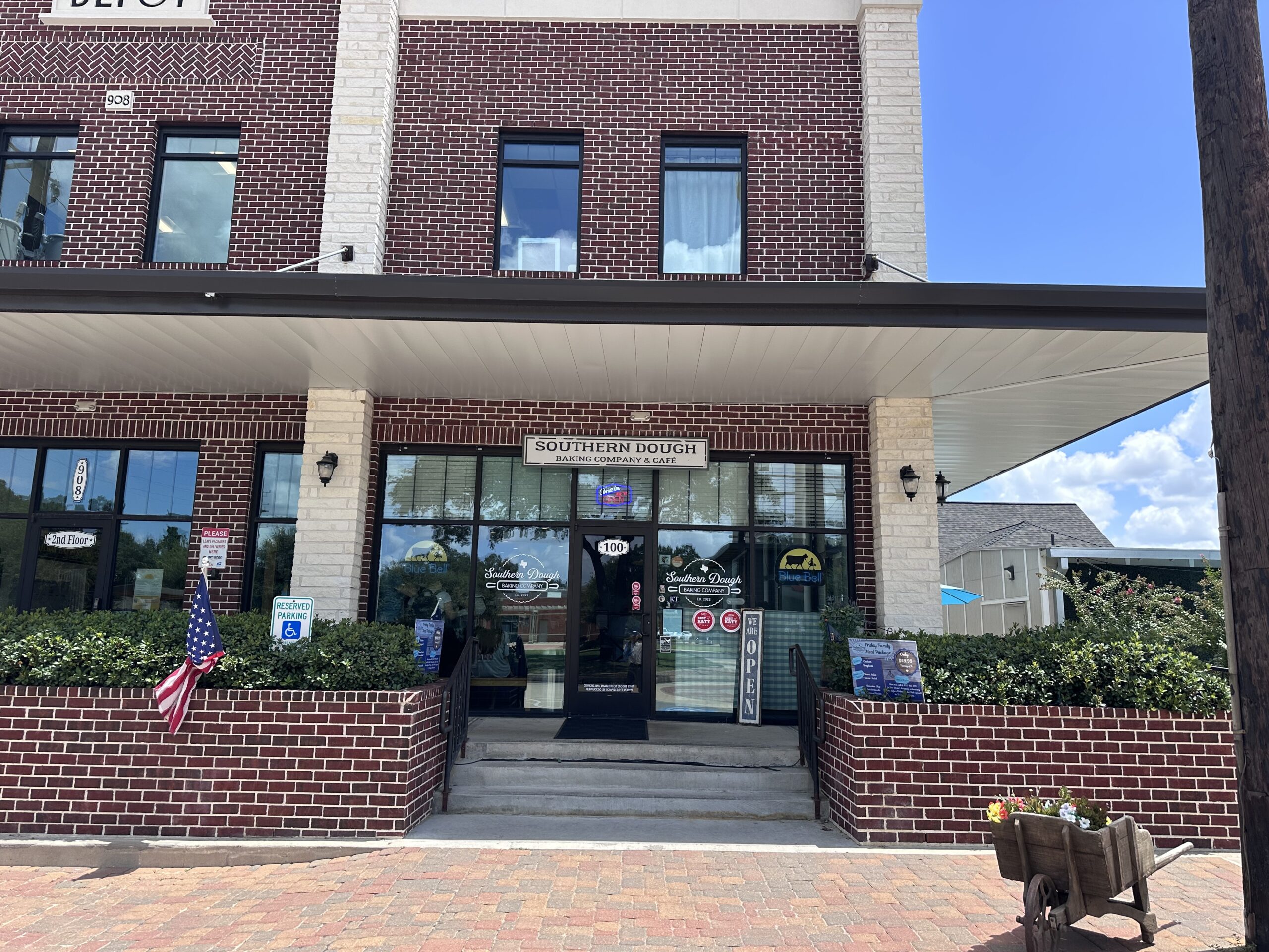 赤いレンガの建物にあるSouthern Dough Baking Companyの入口と看板