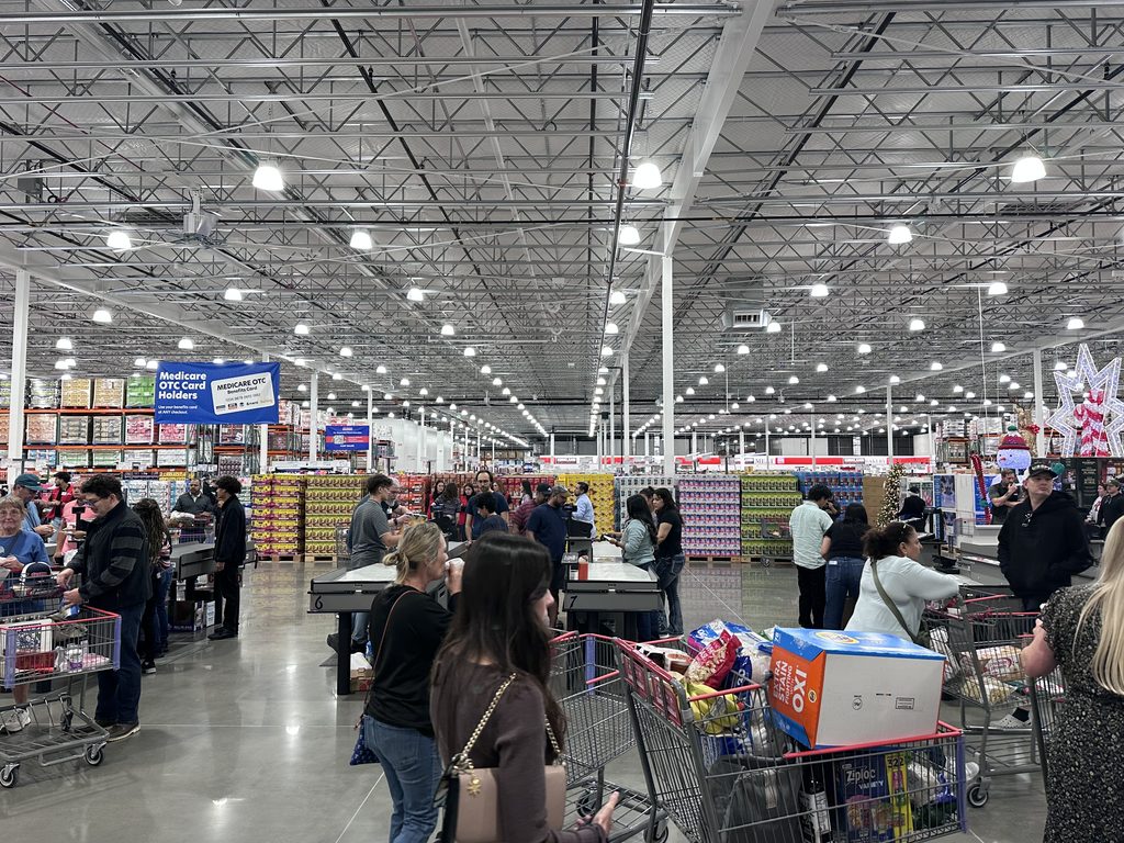 The ColonyのCostco店内に並ぶレジと買い物客