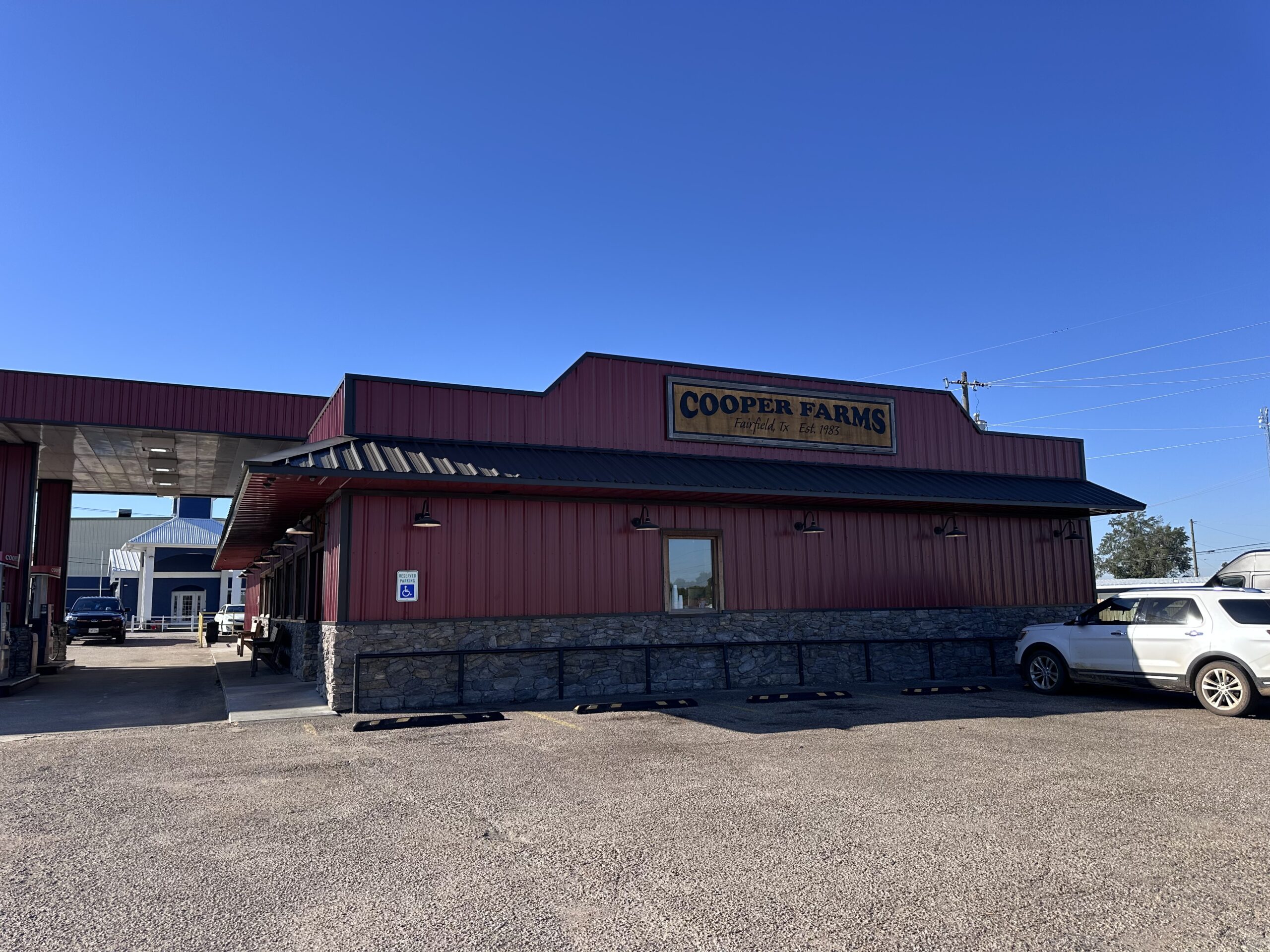 Fairfieldにある赤いCooper Farmsの建物と看板