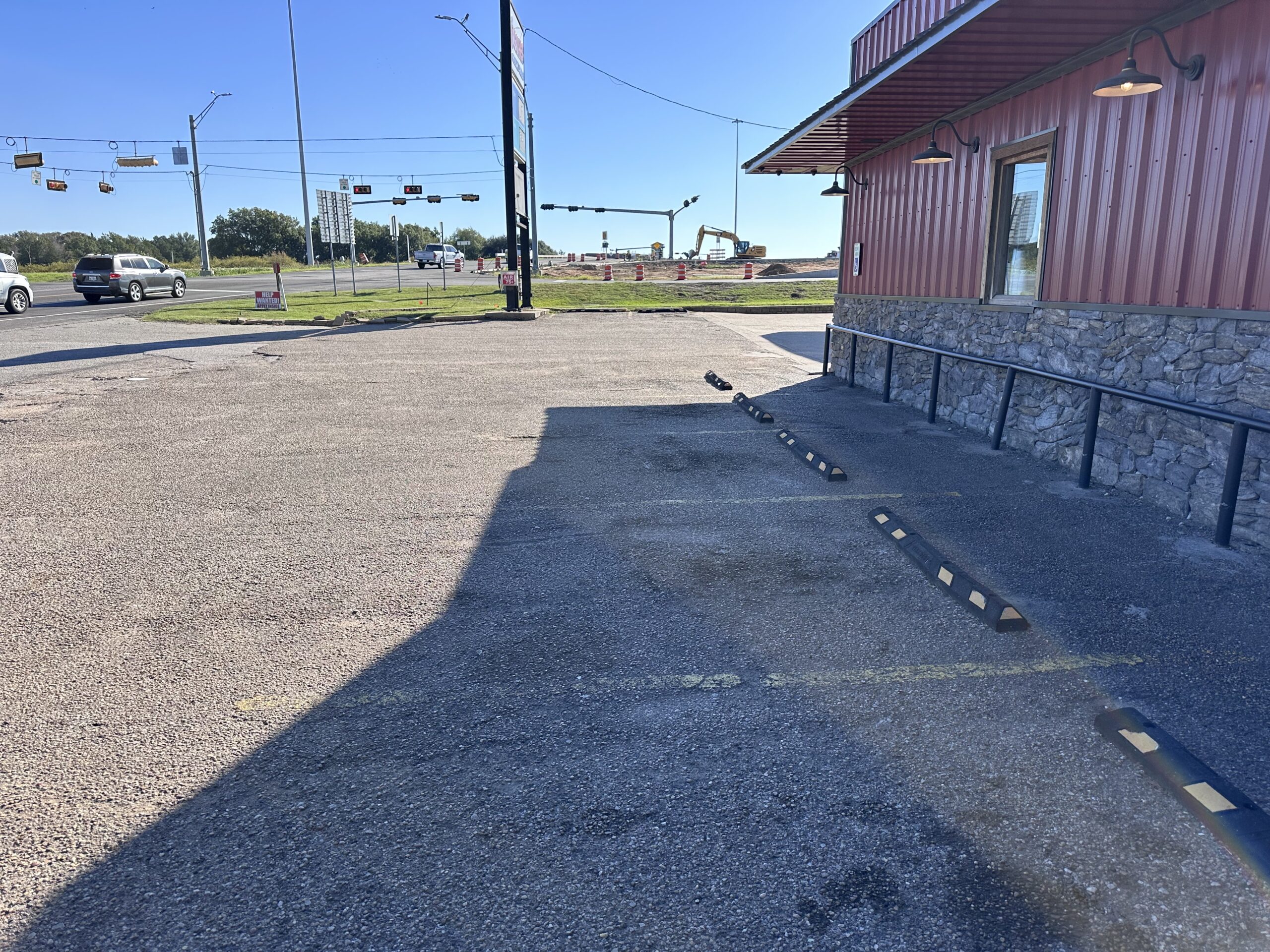Cooper Farmsの建物前にある駐車スペース