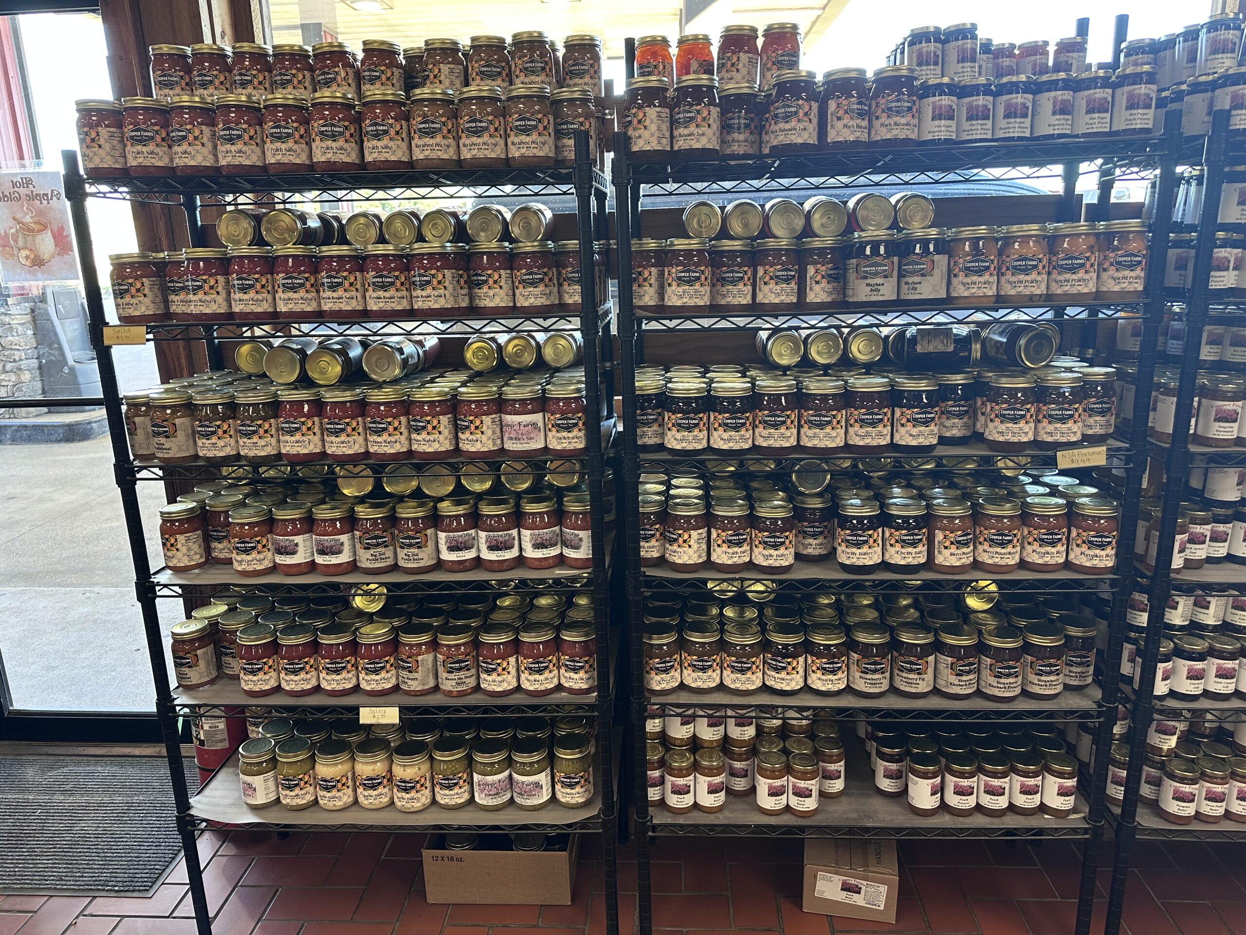 Cooper Farmsのジャムやソースなどの瓶詰め商品が並ぶ棚