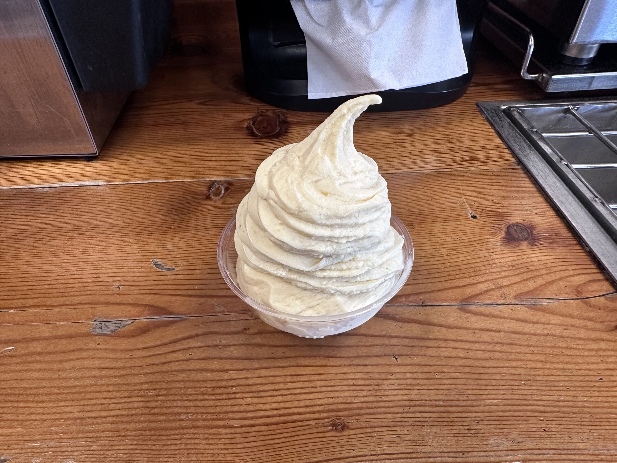 透明なカップに盛られたCooper Farmsのピーチアイスクリーム