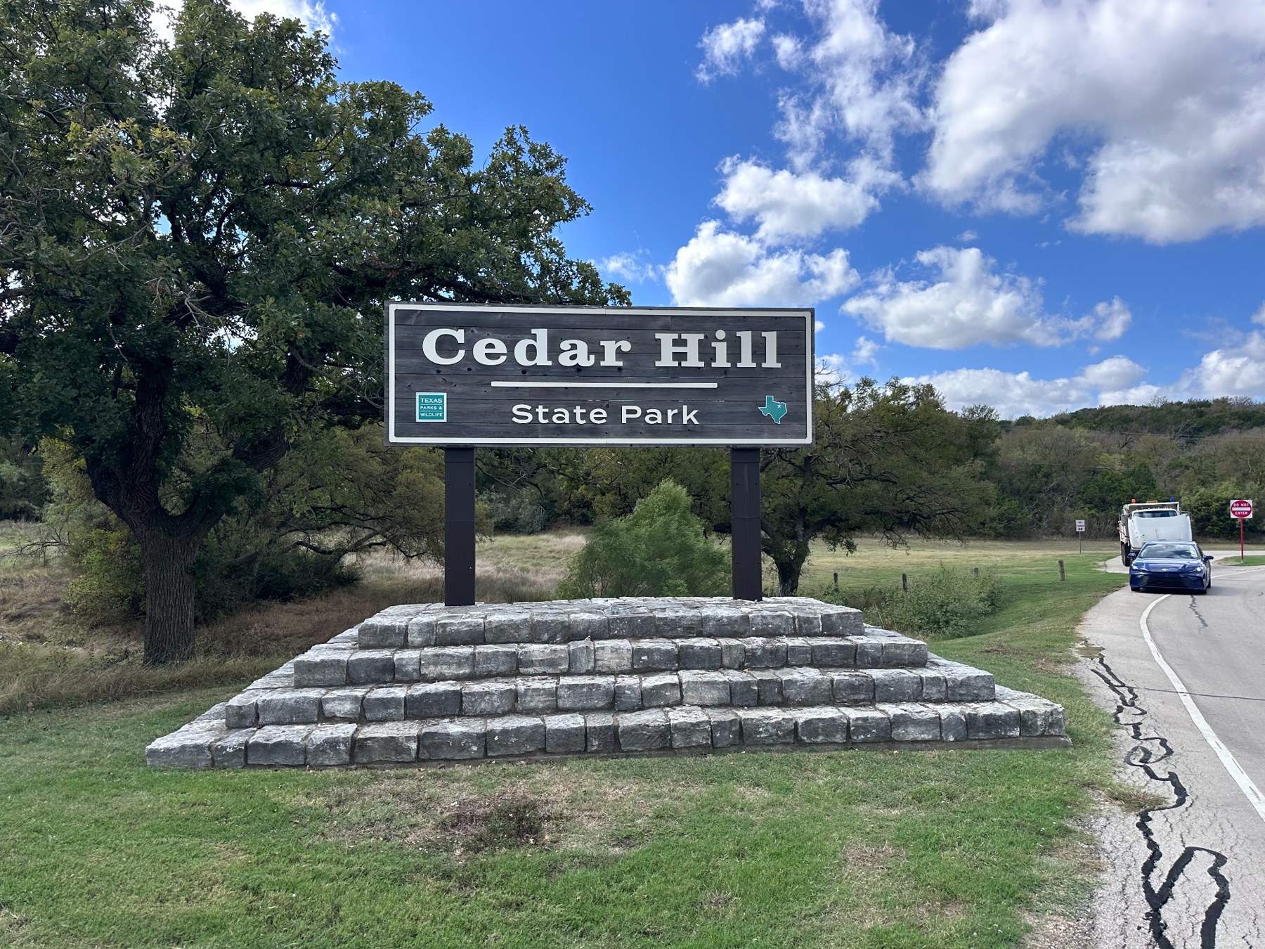 Cedar Hill State Parkの入口看板。青空と木々に迎えられました。